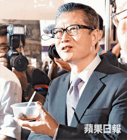 ■陳茂波為民社相寓合辦機構香港社會企業策劃有限公司顧問；圖為陳昨出席美酒節。