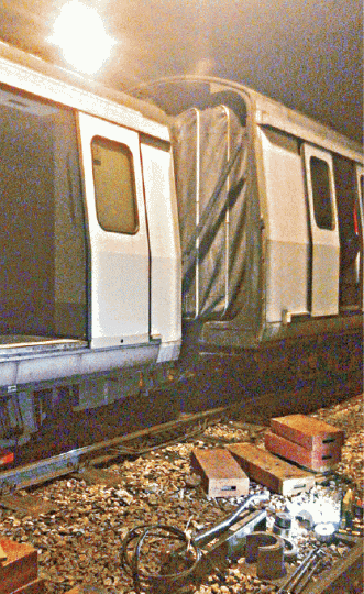 ■無載客列車昨返回柴灣車廠時,第三卡突然出軌。 ■無載客列車昨返回柴灣車廠時,第三卡突然出軌。