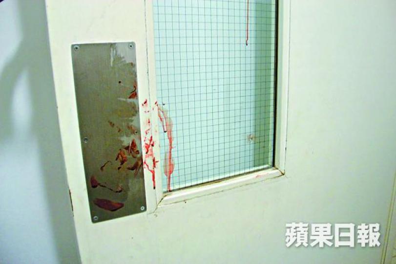 ■大廈後樓梯防煙門留下林父的血迹。翁鈺輝攝■疑犯黑布蒙頭送院;遭斬傷的林父(圓圖)手術後情況嚴重。 ■大廈後樓梯防煙門留下林父的血迹。翁鈺輝攝■疑犯黑布蒙頭送院;遭斬傷的林父(圓圖)手術後情況嚴重。