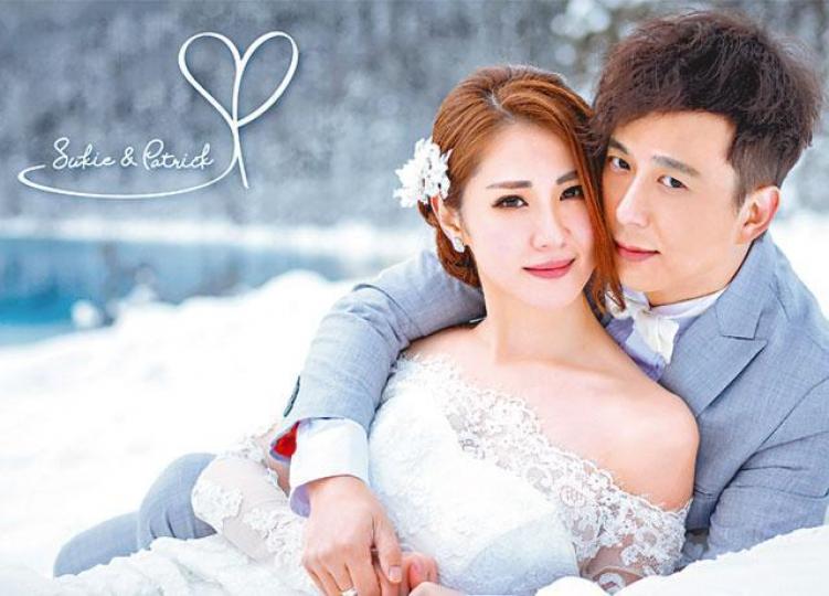 ■鄧健泓與石詠莉的婚禮邀請卡,以兩人的婚紗照做封面。 ■鄧健泓與石詠莉的婚禮邀請卡,以兩人的婚紗照做封面。