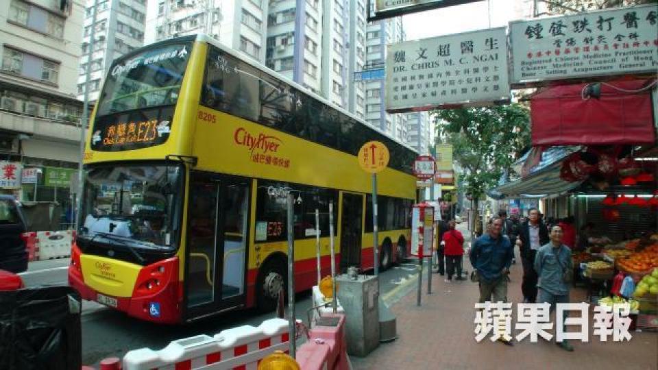 ■城巴計劃推出「機場及港珠澳口岸指定僱員乘車優惠計劃」,合資格僱員可獲約6至9折的車費優惠。資料圖片 ■城巴計劃推出「機場及港珠澳口岸指定僱員乘車優惠計劃」,合資格僱員可獲約6至9折的車費優惠。資料圖片