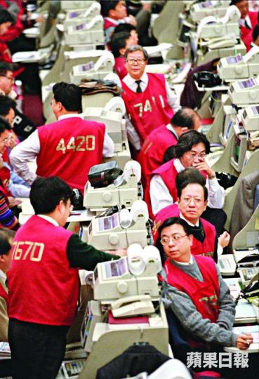 ■1996年的交易大堂,多名「紅衫仔」互相交換消息,此情此景將成為歷史。資料圖片■71歲的詹培忠在遠東交易所已做紅衫仔;圖為他當年於聯交所會員晚宴致辭。■當年的股票買賣成交紀錄全用手寫,更要貼上有如郵票的印花稅。資料圖片 ■1996年的交易大堂,多名「紅衫仔」互相交換消息,此情此景將成為歷史。資料圖片■71歲的詹培忠在遠東交易所已做紅衫仔;圖為他當年於聯交所會員晚宴致辭。■當年的股票買賣成交紀錄全用手寫,更要貼上有如郵票的印花稅。資料圖片