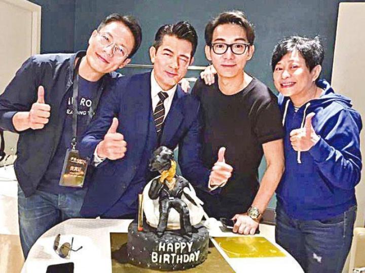 ■Sunny Wong與城城同慶生,兩人切蛋糕前一起跳舞。互聯網圖片
■Sunny Wong與城城同慶生,兩人切蛋糕前一起跳舞。互聯網圖片