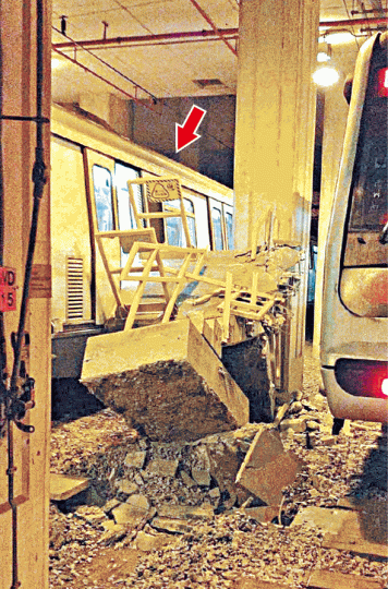 ■出軌車卡(箭嘴示)撞毀一道石屎樓梯。讀者提供圖片 ■出軌車卡(箭嘴示)撞毀一道石屎樓梯。讀者提供圖片