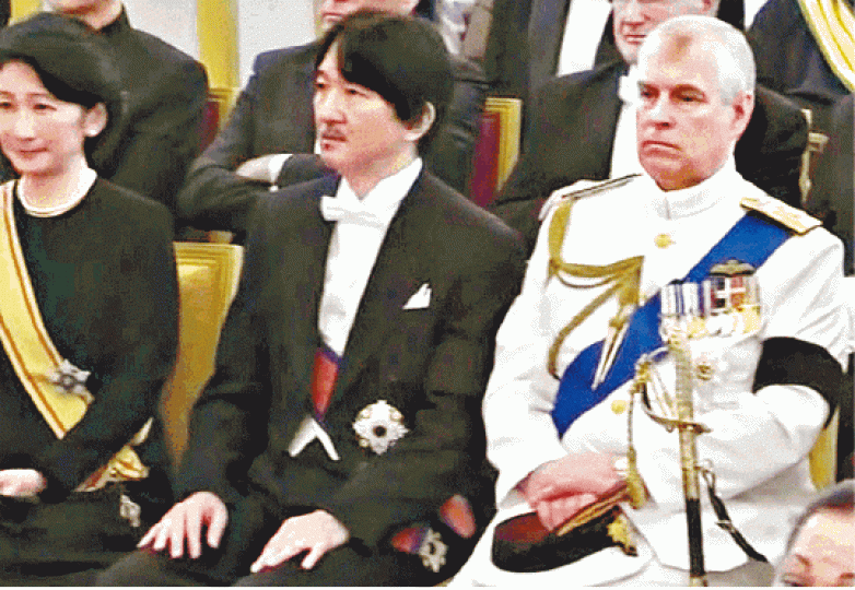■文仁親王伉儷(左二及左一)、安德魯王子(右一)出席火葬儀式。美聯社 ■文仁親王伉儷(左二及左一)、安德魯王子(右一)出席火葬儀式。美聯社