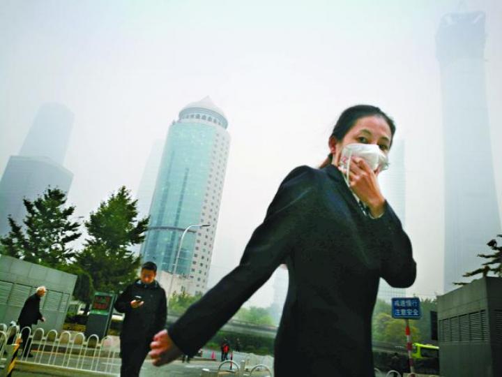 ■霧霾天氣下,北京市民寸步難行。
■霧霾天氣下,北京市民寸步難行。