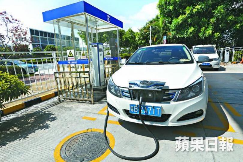 ■深圳電動車數量急增,充電站不時有私家車「加油」。 ■深圳電動車數量急增,充電站不時有私家車「加油」。