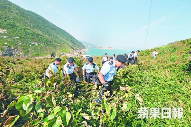 ■大批警員在石澳及鶴咀一帶搜山,搜尋匿藏山邊的越南非法入境者。劉柏麟攝 ■大批警員在石澳及鶴咀一帶搜山,搜尋匿藏山邊的越南非法入境者。劉柏麟攝