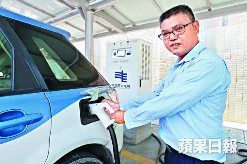 ■電動的士司機徐先生表示,現時覺得電動車比汽油車安全。■司機用手機App掃充電樁二維碼自行充電,期間手機App一直顯示充電狀況。 ■電動的士司機徐先生表示,現時覺得電動車比汽油車安全。■司機用手機App掃充電樁二維碼自行充電,期間手機App一直顯示充電狀況。