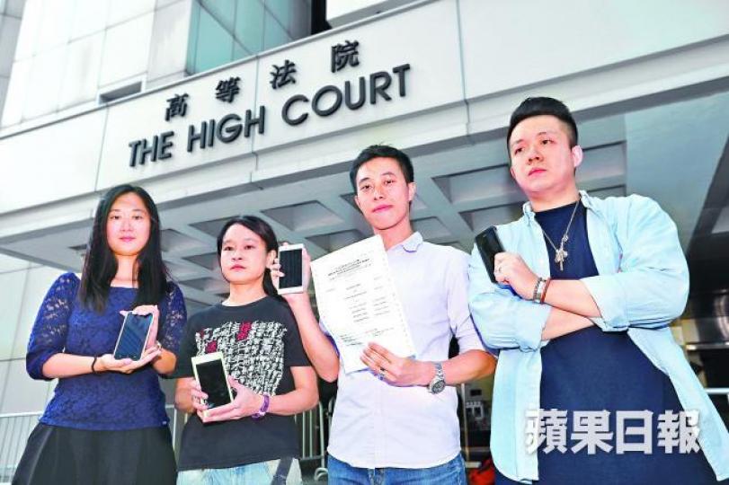 ■左起:前民陣副召集人陳倩瑩、遊行司儀陳小萍、前民陣召集人楊政賢及民陣警權組召集人洪俊毅昨到庭領判詞。李家皓攝■2014年7.1遊行後,民陣5名成員被捕並遭沒收手機。資料圖片 ■左起:前民陣副召集人陳倩瑩、遊行司儀陳小萍、前民陣召集人楊政賢及民陣警權組召集人洪俊毅昨到庭領判詞。李家皓攝■2014年7.1遊行後,民陣5名成員被捕並遭沒收手機。資料圖片