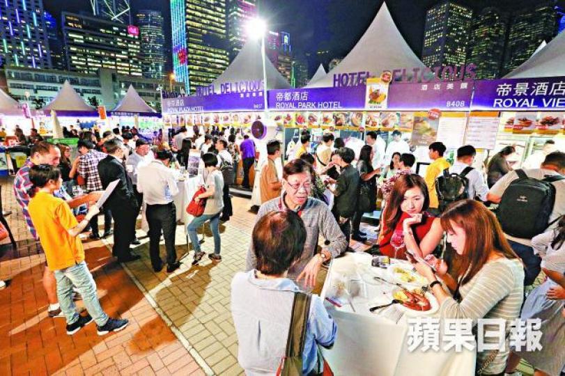■美酒佳餚巡禮昨晚有大批市民參加。張志華攝■旅發局為防醉酒者鬧事,派出多人在場內巡邏。■美酒節場內,女士與友人把酒言歡。 ■美酒佳餚巡禮昨晚有大批市民參加。張志華攝■旅發局為防醉酒者鬧事,派出多人在場內巡邏。■美酒節場內,女士與友人把酒言歡。
