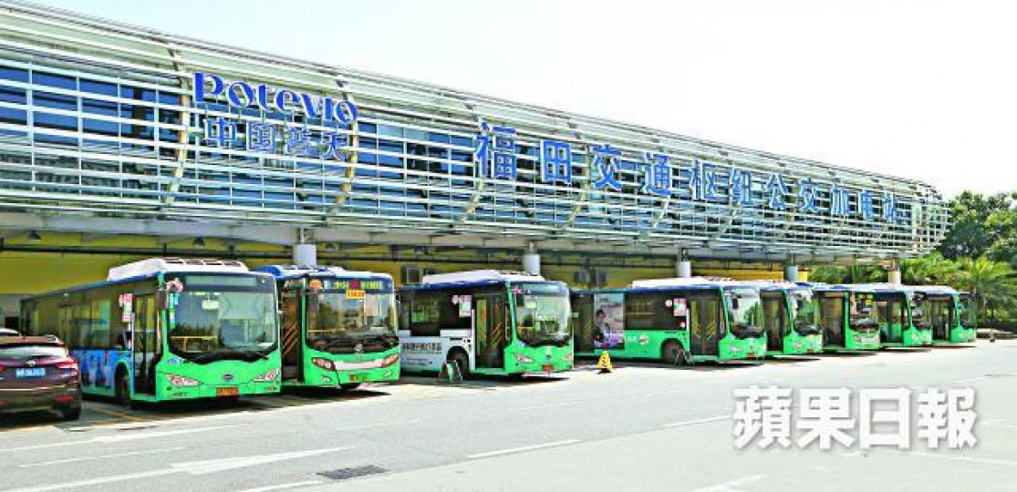 ■福田交通樞紐公交中心的充電場,多架巴士同時充電。 ■福田交通樞紐公交中心的充電場,多架巴士同時充電。