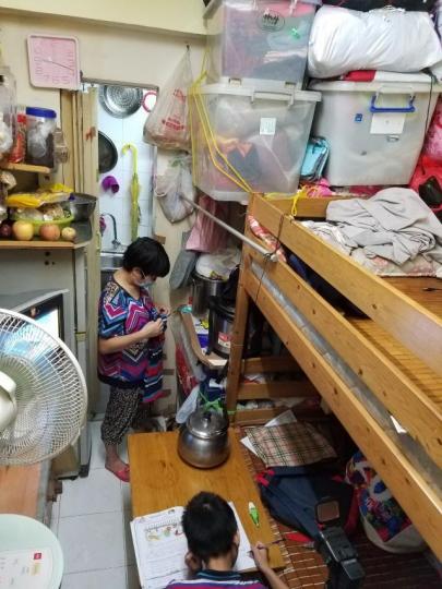 ■梁女士已輪候公屋6年,一家四口現居於葵涌一個僅100呎劏房。葵涌劏房居民大聯盟提供圖片 ■梁女士已輪候公屋6年,一家四口現居於葵涌一個僅100呎劏房。葵涌劏房居民大聯盟提供圖片