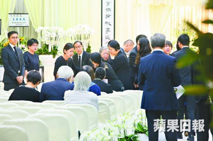 ■馬臨教授昨夜設靈,多名政商名人到場致祭。李潤芳攝■圖為靈堂場刊。 ■馬臨教授昨夜設靈,多名政商名人到場致祭。李潤芳攝■圖為靈堂場刊。
