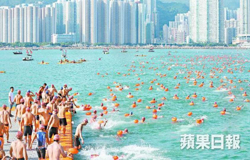 ■去年渡海泳有兩名參賽者遇溺身亡,今年大會將增加人手,確保泳手安全。 ■去年渡海泳有兩名參賽者遇溺身亡,今年大會將增加人手,確保泳手安全。
