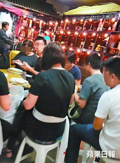 ■紅磡正道堂涉違法出租新龕位,有市民在道堂內準備法事用品。■廖伯道院聲稱需經親友介紹才可租龕位。■靈寶道堂指可把先人骨灰暫存於儲物櫃。■正道堂負責人指「清潔費」為300元至500元。 ■紅磡正道堂涉違法出租新龕位,有市民在道堂內準備法事用品。■廖伯道院聲稱需經親友介紹才可租龕位。■靈寶道堂指可把先人骨灰暫存於儲物櫃。■正道堂負責人指「清潔費」為300元至500元。
