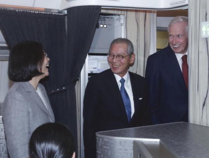 ■蔡英文過境夏威夷,美國在台協會主席莫健(右)至專機接機。■蔡英文昨乘專機出訪,獲台空軍多架幻影戰機護航。 ■蔡英文過境夏威夷,美國在台協會主席莫健(右)至專機接機。■蔡英文昨乘專機出訪,獲台空軍多架幻影戰機護航。