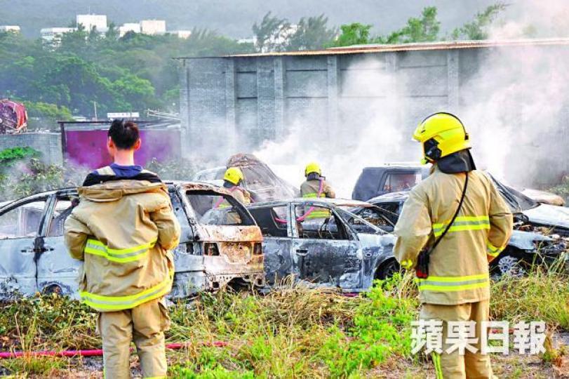 ■山火波及元朗八鄉一個廢車場,21輛車遭焚毀。張家豪攝 ■山火波及元朗八鄉一個廢車場,21輛車遭焚毀。張家豪攝