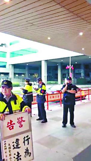 ■警衞在機場嚴陣以待。 ■警衞在機場嚴陣以待。