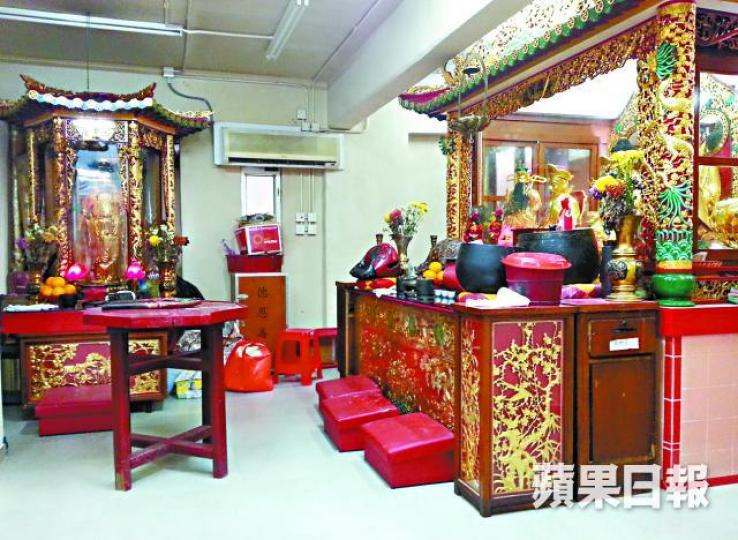 ■黃大仙德恩善堂設有多個神壇,以明火香燭供奉。■佛堂所在大廈的後樓梯有雜物阻礙走火通道。 ■黃大仙德恩善堂設有多個神壇,以明火香燭供奉。■佛堂所在大廈的後樓梯有雜物阻礙走火通道。