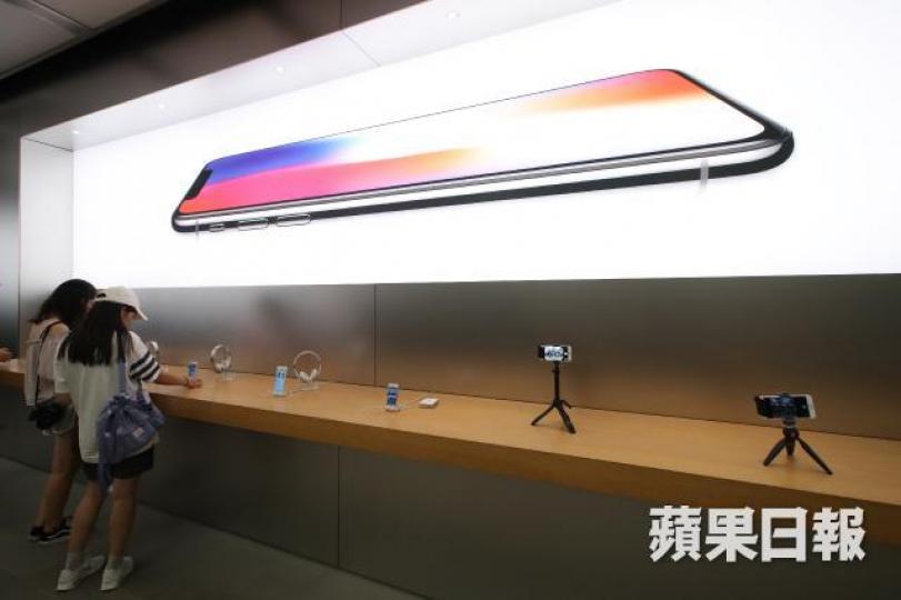■有市民使用Apple Store借出的手機時發現內有他人資料。何柏佳攝 ■有市民使用Apple Store借出的手機時發現內有他人資料。何柏佳攝