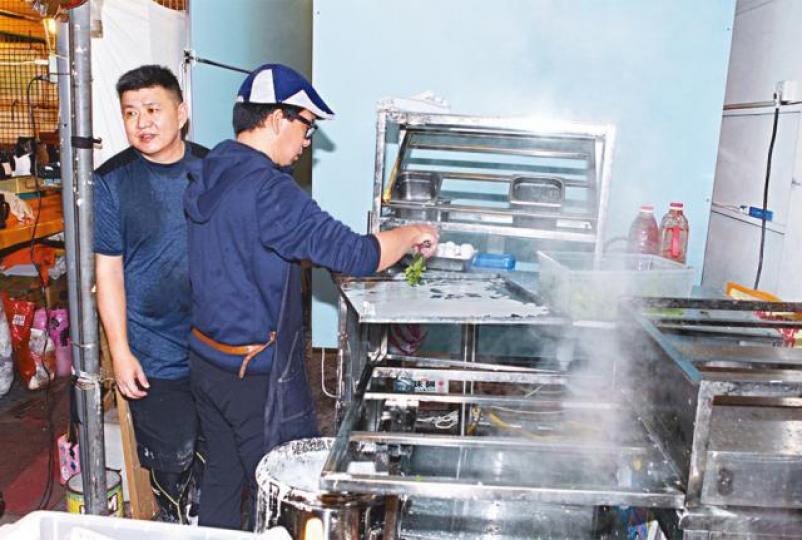 ■林志杰(左)賣腸粉惹稅局查稅。台灣《蘋果日報》■林志穎(左一)現身人龍起點與聞風而至的食客合照。互聯網圖片■林志穎(右)與弟弟林志鑫(左)支持大哥林志杰(中)。資料圖片 ■林志杰(左)賣腸粉惹稅局查稅。台灣《蘋果日報》■林志穎(左一)現身人龍起點與聞風而至的食客合照。互聯網圖片■林志穎(右)與弟弟林志鑫(左)支持大哥林志杰(中)。資料圖片
