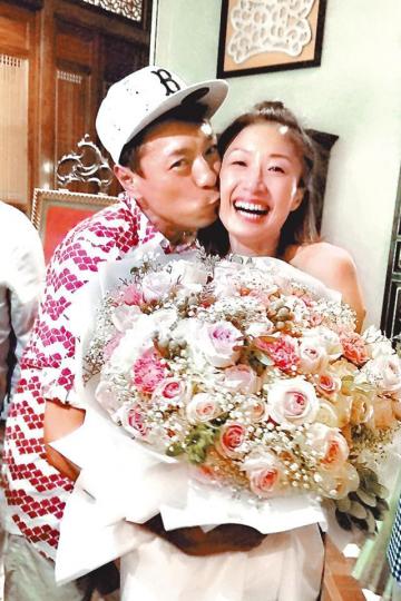 ■姜皓文與老婆殷寧在檳城一同慶祝生日及結婚周年。
■姜皓文與老婆殷寧在檳城一同慶祝生日及結婚周年。