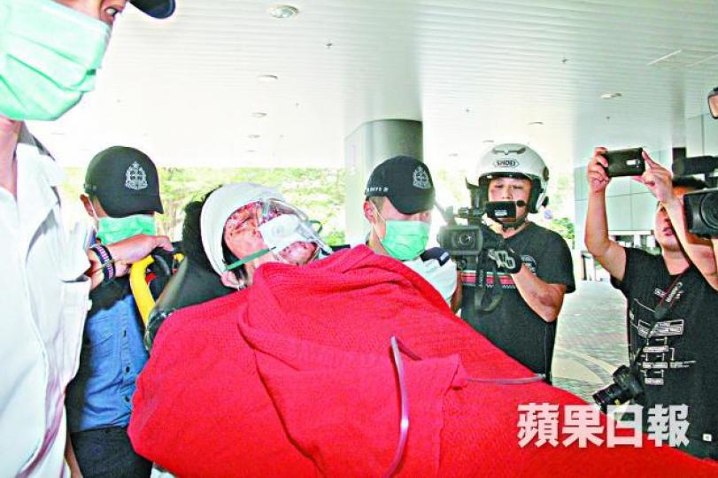 ■被斬傷的老婦送院時血流披臉,治理後情況穩定。文兆麟攝 ■被斬傷的老婦送院時血流披臉,治理後情況穩定。文兆麟攝