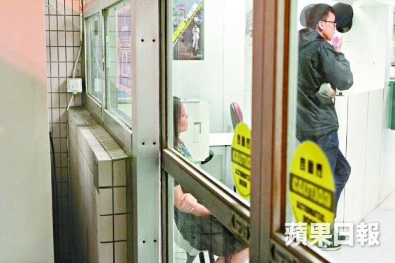 ■女子遇劫後追捕賊人,期間意外跌倒腳傷送院。黎志偉攝 ■女子遇劫後追捕賊人,期間意外跌倒腳傷送院。黎志偉攝