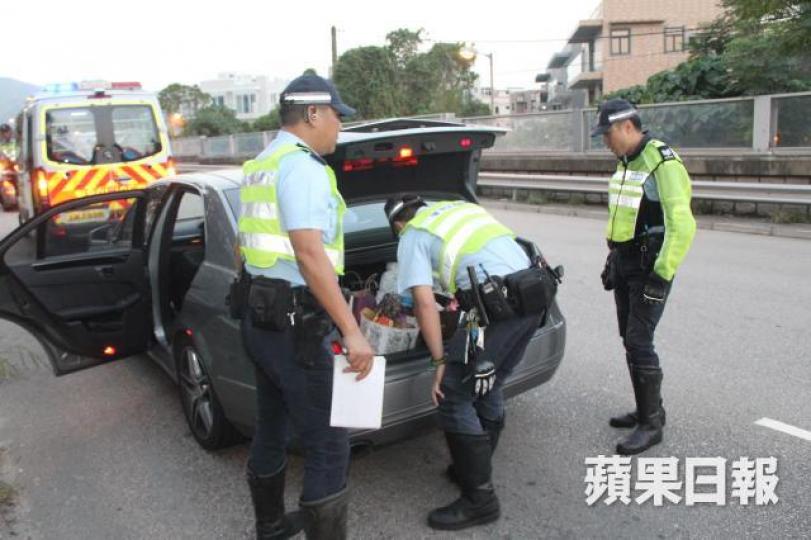 ■平治被隱形戰車截停及搜出毒品,車上3男女被捕。 ■平治被隱形戰車截停及搜出毒品,車上3男女被捕。