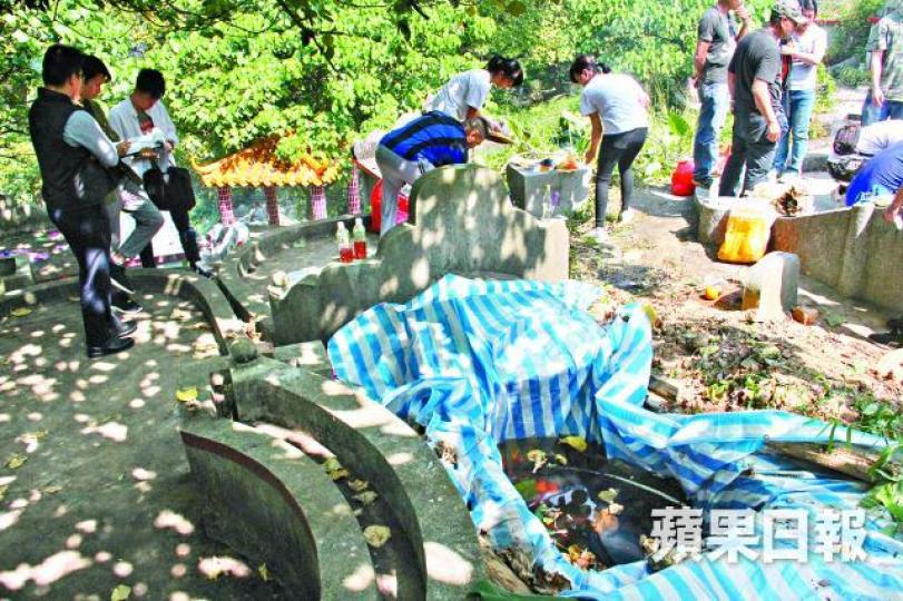 ■盜墓賊再現大埔黃宜坳山墳盜走陪葬品,拜山人士報警。文兆麟攝■昨日重陽節,各區有不少孝子賢孫上山拜祭祖先。謝榮耀攝 ■盜墓賊再現大埔黃宜坳山墳盜走陪葬品,拜山人士報警。文兆麟攝■昨日重陽節,各區有不少孝子賢孫上山拜祭祖先。謝榮耀攝