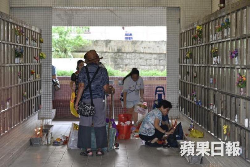 ■市民可在已獲配售的華永會龕位上申請加放骨灰。 ■市民可在已獲配售的華永會龕位上申請加放骨灰。
