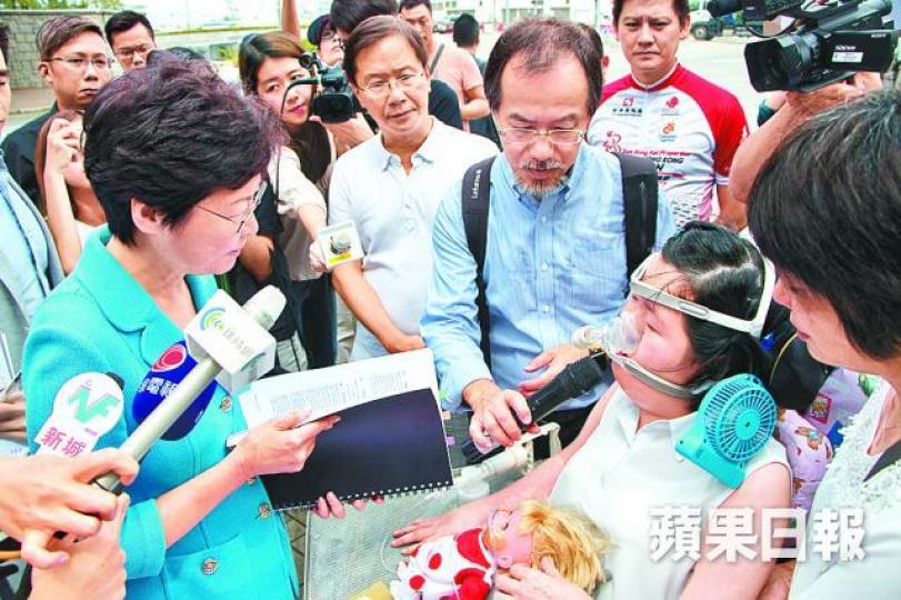 ■肌萎患者周佩珊月初與多名SMA患者及家屬向政府遞交建議書促引入新藥,林鄭親自接收。 ■肌萎患者周佩珊月初與多名SMA患者及家屬向政府遞交建議書促引入新藥,林鄭親自接收。