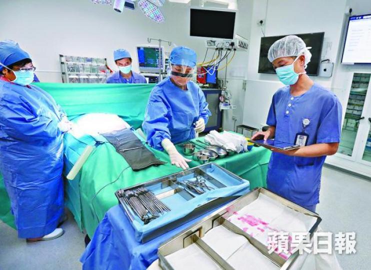 ■護士利用平板電腦輸入點算資料,手術室的智能電視會同步更新。朱永倫攝 ■護士利用平板電腦輸入點算資料,手術室的智能電視會同步更新。朱永倫攝