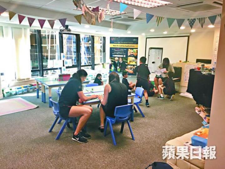 ■其中一間課室有學生席地而坐接受指導。 ■其中一間課室有學生席地而坐接受指導。