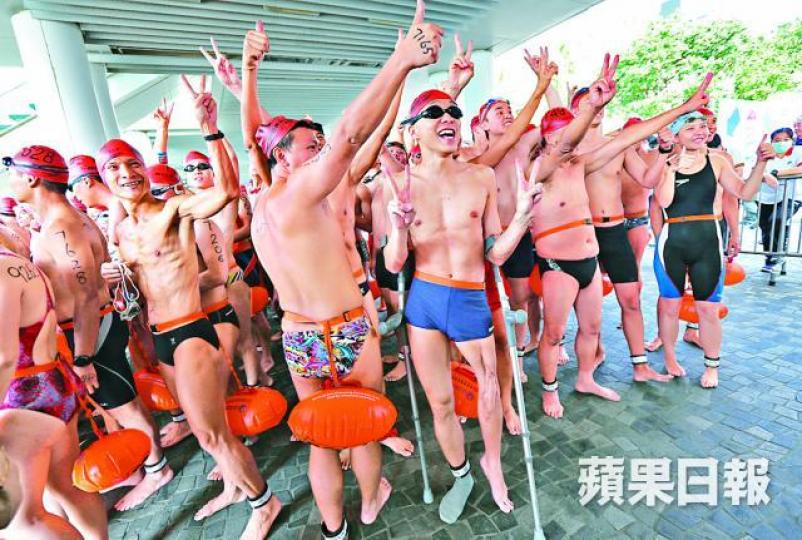 ■殘障健兒周先生(持枴杖者)與其他參加者出發前一同歡呼。 ■殘障健兒周先生(持枴杖者)與其他參加者出發前一同歡呼。