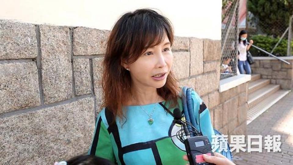 羅小姐指小一學位競爭激烈,故為孩子報考了十五、六間小學。Chole﹝右﹞受訪當天須到三間小學面試。華德福主張自然教育,認為過早接觸電子器材會影響孩子的專注力。圖為老師利用黑板畫教同學英文。在華德福學校,七歲才學寫字。學校亦十分注重飲食,認為食物會影響小朋友的情緒。當問到喜歡上學嗎,馬馨睿同學二話不說地點頭。兩位媽媽感激丈夫的支持,Sharon﹝右﹞更笑言:「讓女兒當白老鼠為日後的小朋友鋪路都不算是壞事。」 羅小姐指小一學位競爭激烈,故為孩子報考了十五、六間小學。Chole﹝右﹞受訪當天須到三間小學面試。華德福主張自然教育,認為過早接觸電子器材會影響孩子的專注力。圖為老師利用黑板畫教同學英文。在華德福學校,七歲才學寫字。學校亦十分注重飲食,認為食物會影響小朋友的情緒。當問到喜歡上學嗎,馬馨睿同學二話不說地點頭。兩位媽媽感激丈夫的支持,Sharon﹝右﹞更笑言:「讓女兒當白老鼠為日後的小朋友鋪路都不算是壞事。」