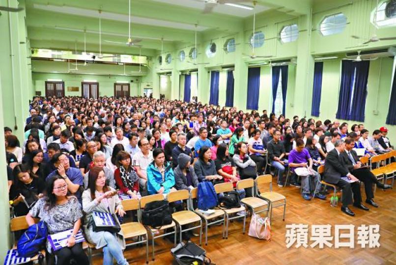 ■協恩中學昨舉辦中一入學簡介會,全日共5,000人出席。王心義攝■大批家長及學生昨到協恩中學了解入學程序。 ■協恩中學昨舉辦中一入學簡介會,全日共5,000人出席。王心義攝■大批家長及學生昨到協恩中學了解入學程序。