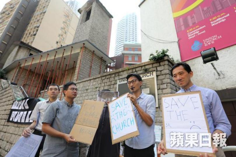 ■朱凱廸(右二)指不少關注團體早在2007年已提出改革《古物及古蹟條例》,希望評級古物建築不被清拆。 ■朱凱廸(右二)指不少關注團體早在2007年已提出改革《古物及古蹟條例》,希望評級古物建築不被清拆。