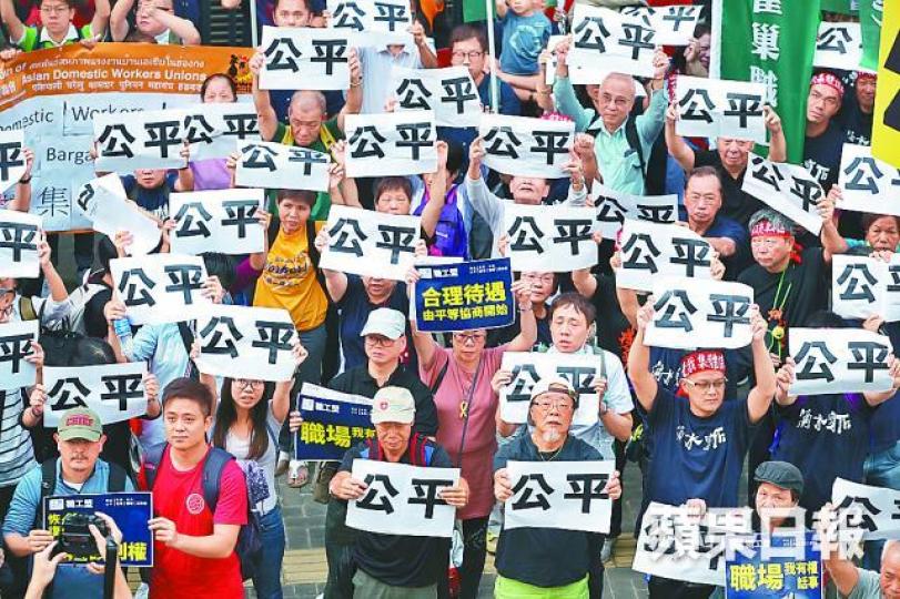 ■職工盟昨發起遊行爭取恢復勞方集體談判權,約300人出席。何柏佳攝 ■職工盟昨發起遊行爭取恢復勞方集體談判權,約300人出席。何柏佳攝