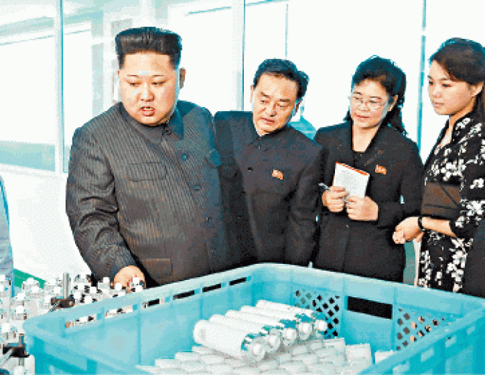 ■金正恩與夫人李雪主(右)視察化妝品工廠。 ■金正恩與夫人李雪主(右)視察化妝品工廠。