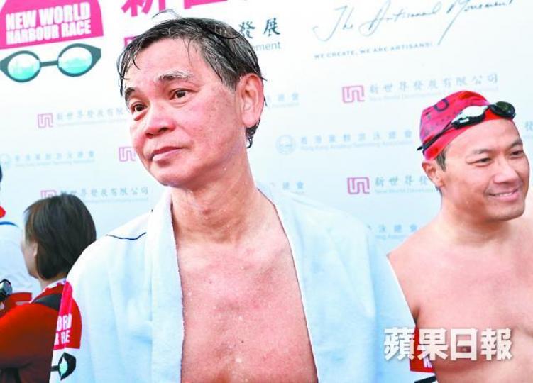 ■羅致光用約半小時游畢,成為首名完成渡海泳的局長。張志華攝 ■羅致光用約半小時游畢,成為首名完成渡海泳的局長。張志華攝