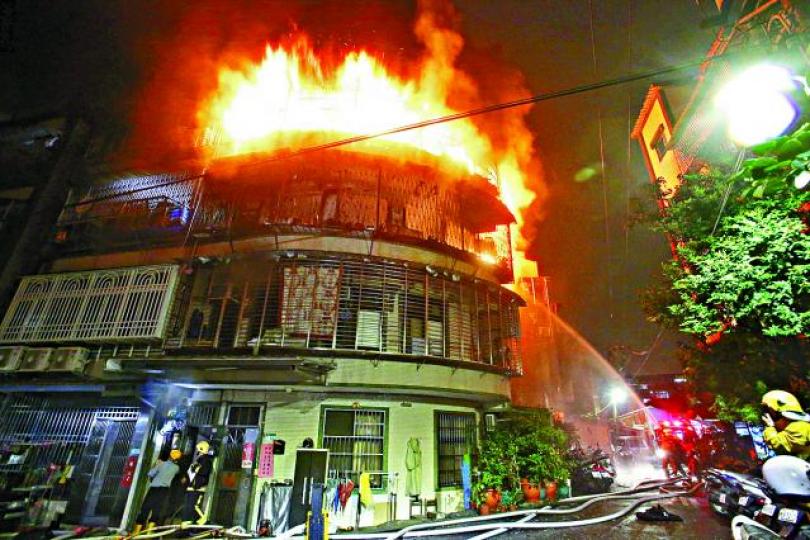 ■士林區一幢逾30年樓齡的住宅昨凌晨發生大火,消防灌救一小時始受控。台灣《蘋果日報》■賴氏夫婦與一對年幼子女葬身火海。 ■士林區一幢逾30年樓齡的住宅昨凌晨發生大火,消防灌救一小時始受控。台灣《蘋果日報》■賴氏夫婦與一對年幼子女葬身火海。