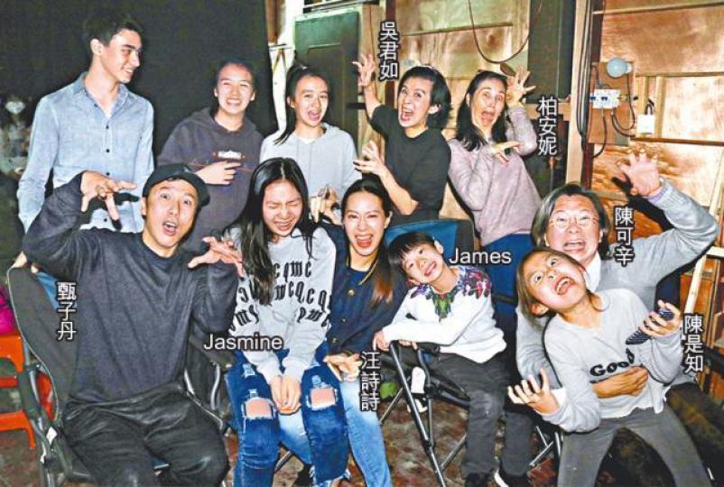 ■甄子丹一家、吳君如一家,還有柏安妮和女兒等在片場作嘩鬼狀,唯獨Jasmine喊晒口。■甄子丹安慰被喪屍嚇壞的囡囡。■子丹囝囝James參觀片場時表現雀躍。■吳君如扮嘩鬼嚇自己個女。 ■甄子丹一家、吳君如一家,還有柏安妮和女兒等在片場作嘩鬼狀,唯獨Jasmine喊晒口。■甄子丹安慰被喪屍嚇壞的囡囡。■子丹囝囝James參觀片場時表現雀躍。■吳君如扮嘩鬼嚇自己個女。