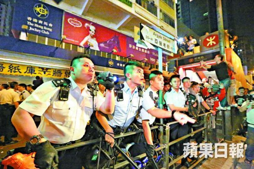 ■警隊規定只可用隨身攝等政府裝備拍攝取證;圖為佔領行動警執勤情況。 ■警隊規定只可用隨身攝等政府裝備拍攝取證;圖為佔領行動警執勤情況。