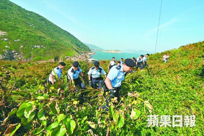 ■大批藍帽子警員上周六在石澳及鶴咀一帶搜尋非法入境者。劉柏麟攝 ■大批藍帽子警員上周六在石澳及鶴咀一帶搜尋非法入境者。劉柏麟攝