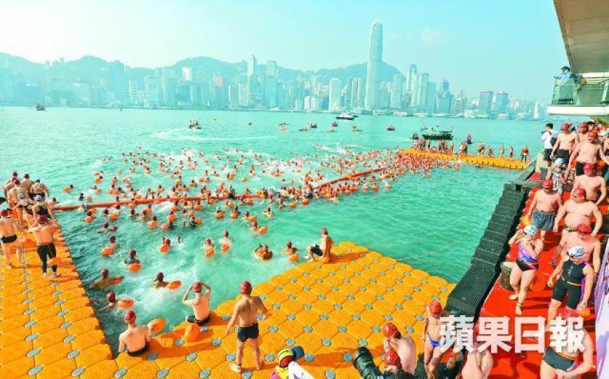 ■今屆渡海泳重返尖沙嘴起步,吸引近3,000名泳手參與。朱永倫攝■多名香港泳隊代表,包括(左起)江忞懿、施幸余、歐鎧淳等昨現身參與渡海泳。朱永倫攝■泳手帶備攝影器材參賽,游到海中心不忘自拍。■維港水質雖已有改善,惟偶爾會發現海上垃圾。■維港渡海泳在1978年舉行第66屆後,因污染問題而一度停辦。 ■今屆渡海泳重返尖沙嘴起步,吸引近3,000名泳手參與。朱永倫攝■多名香港泳隊代表,包括(左起)江忞懿、施幸余、歐鎧淳等昨現身參與渡海泳。朱永倫攝■泳手帶備攝影器材參賽,游到海中心不忘自拍。■維港水質雖已有改善,惟偶爾會發現海上垃圾。■維港渡海泳在1978年舉行第66屆後,因污染問題而一度停辦。