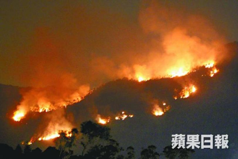 ■火炭山頭發生山火,出現長長的火龍。 ■火炭山頭發生山火,出現長長的火龍。