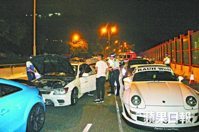 ■警方昨截獲8輛疑非法改裝私家車,其中包括保時捷及奧迪等名車。黎志偉攝 ■警方昨截獲8輛疑非法改裝私家車,其中包括保時捷及奧迪等名車。黎志偉攝