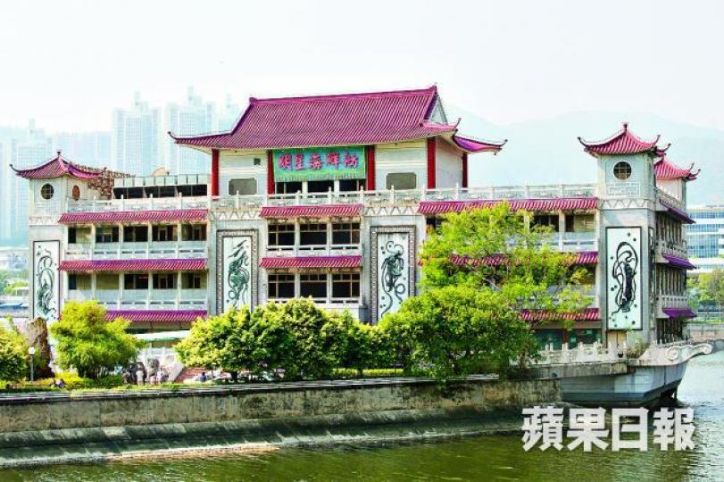 ■位於沙田城門河畔的明星海鮮舫昨結業。■杜氏四姊妹到明星海鮮舫緬懷美好回憶,並在「龍椅」上留影。 ■位於沙田城門河畔的明星海鮮舫昨結業。■杜氏四姊妹到明星海鮮舫緬懷美好回憶,並在「龍椅」上留影。